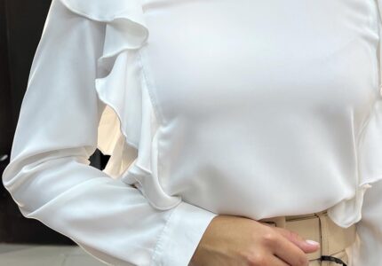 Белая блуза с кожаной юбкой